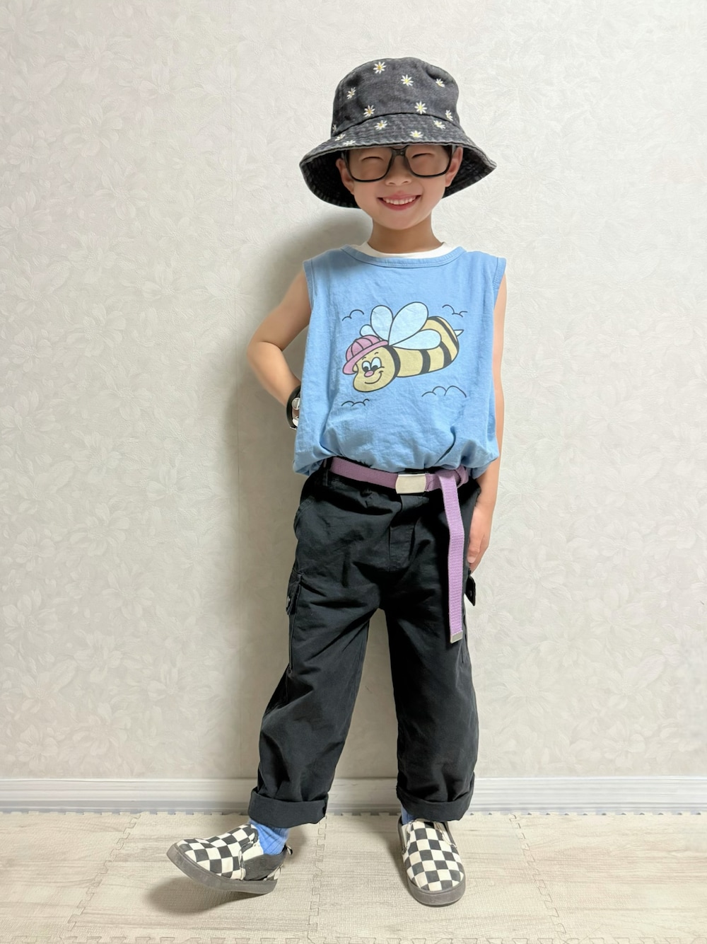 「やっぱり帽子が好き、韓国子供服、カーゴパンツ、タンクトップ、レイヤードスタイル、夏コーデ、バケットハット、お出かけコーデ、休日スタイル、めがね、きれいめカジュアル、カジュアルコーデ、プチプラ、ショルダーバッグ、ストリート」｜「SHEINの3-8歳用 51-54cm 668円 黄色のデイジー刺繍が施された子供用サンハット、カジュアルでビンテージスタイル（ハット、ブラック系）」を使った、lenlen23さん（キッズ・110cm）の春コーディネートの1枚目の写真