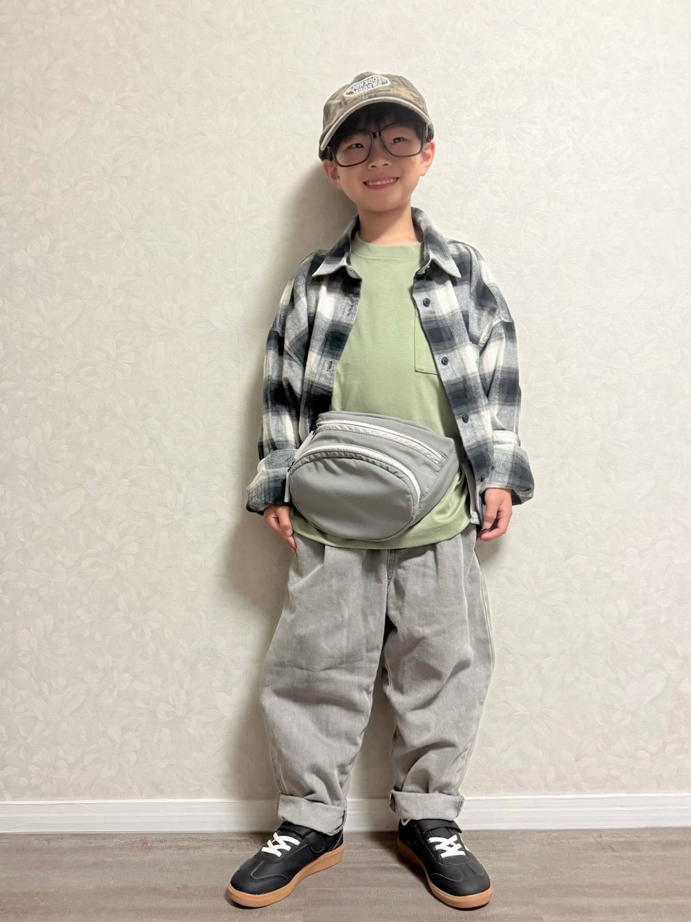 ブラック系のシャツ/ブラウス、グリーン系のTシャツ/カットソー、グレー系のデニムパンツを着用したキッズの秋コーディネートの1枚目の写真