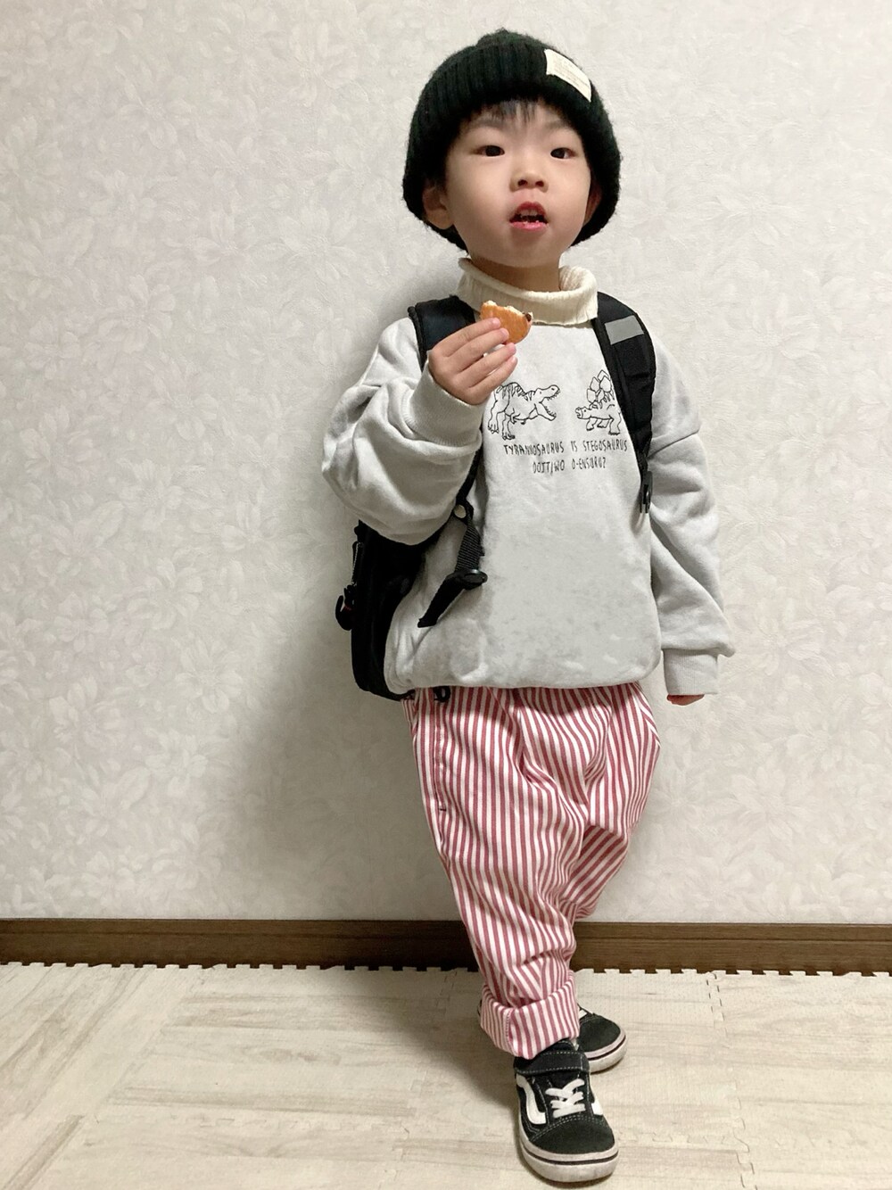 グレー系のスウェット、ホワイト系のニット/セーター、レッド系のその他パンツを着用したキッズの冬コーディネートの1枚目の写真