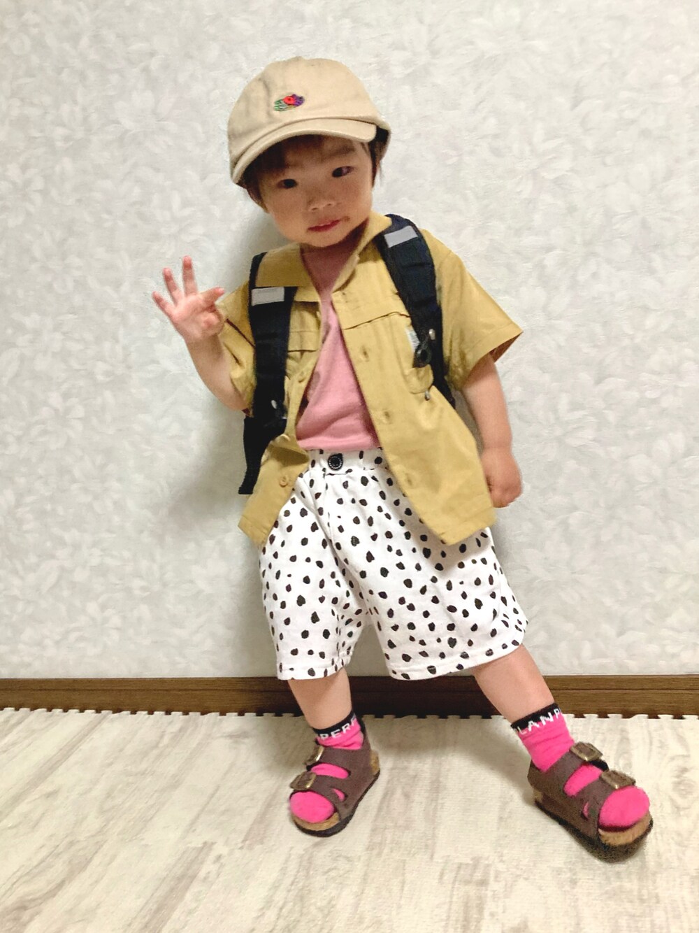 ピンク系のTシャツ/カットソー、ブラック系のバックパック/リュック、イエロー系のシャツ/ブラウスを着用したキッズの春コーディネートの1枚目の写真