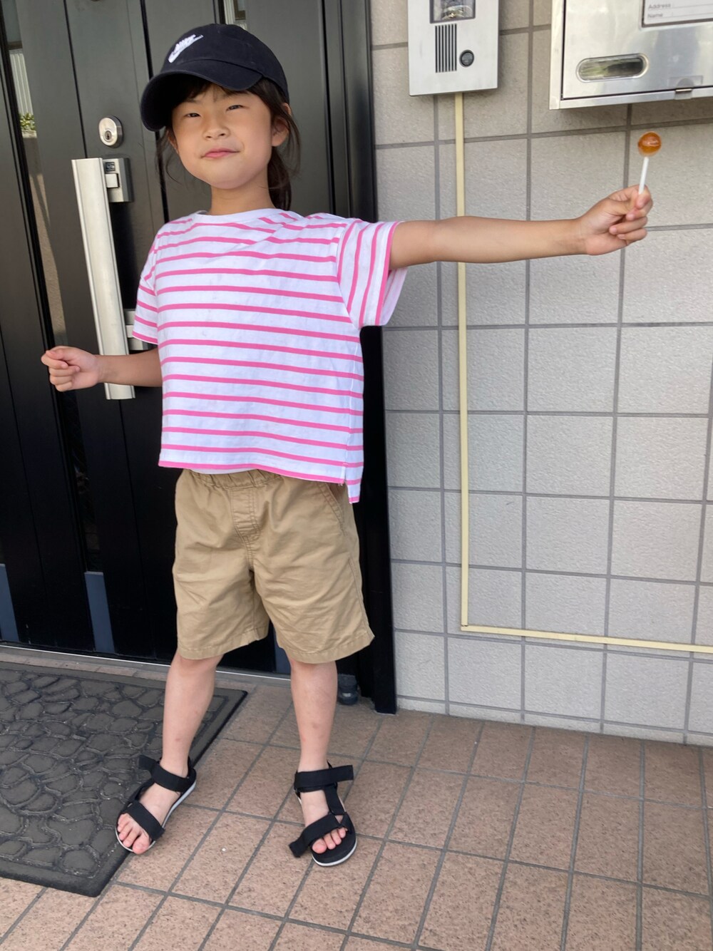 ピンク系のTシャツ/カットソー、ベージュ系のその他パンツ、ブラック系のサンダルを着用したキッズの夏コーディネートの1枚目の写真