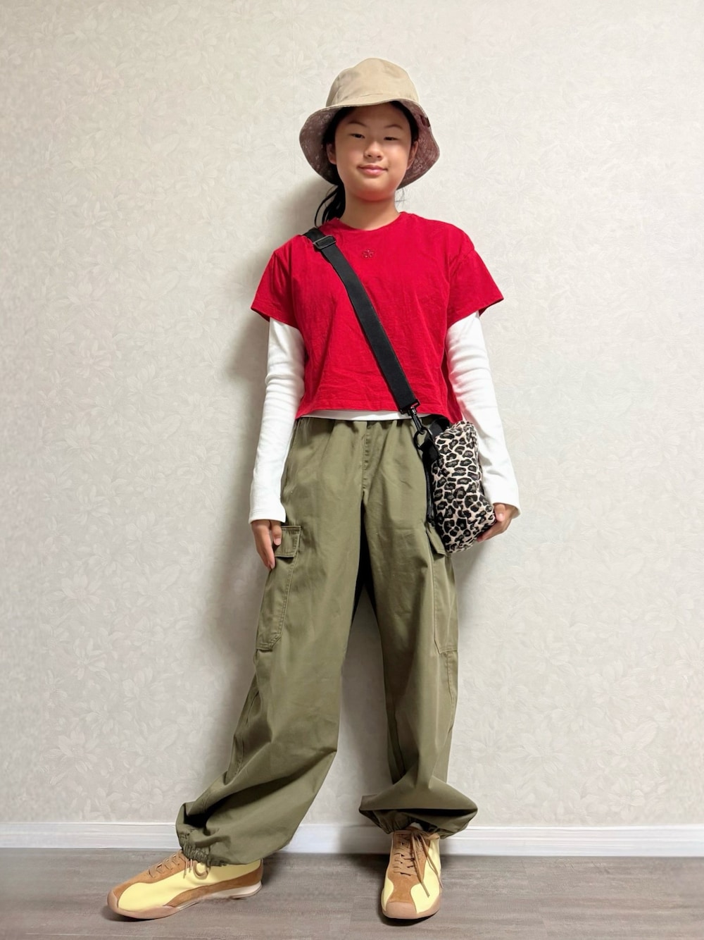 レッド系のTシャツ/カットソー、ホワイト系のTシャツ/カットソー、ベージュ系のカーゴパンツを着用したキッズの夏コーディネートの1枚目の写真