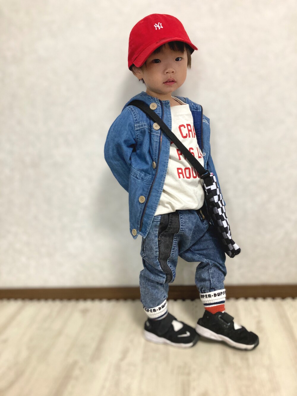 ホワイト系のTシャツ/カットソー、ブルー系のデニムジャケット、ホワイト系のカーディガン/ボレロを着用したキッズの春コーディネートの1枚目の写真