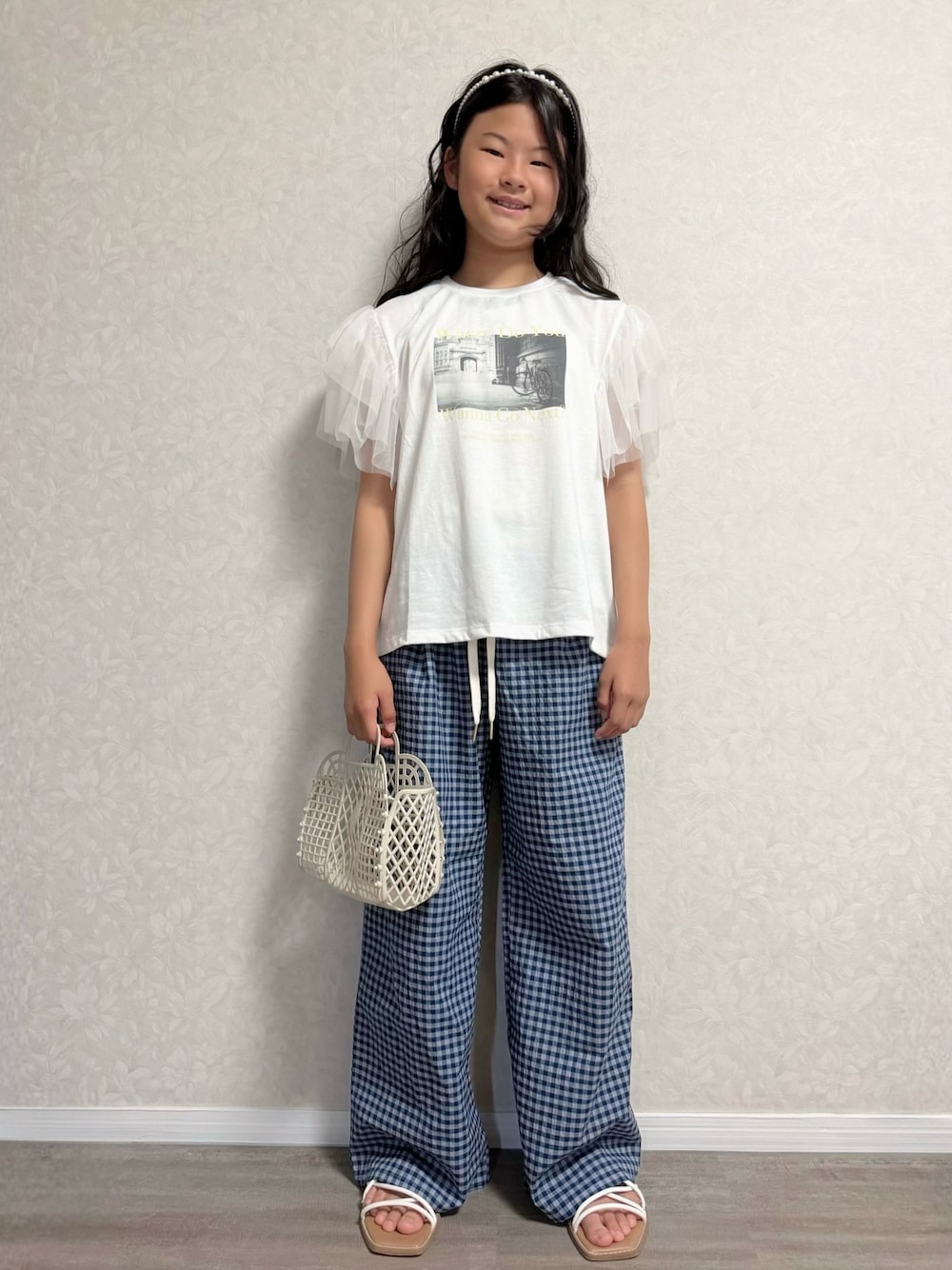 ホワイト系のTシャツ/カットソー、ブルー系のその他パンツ、ベージュ系のトートバッグを着用したキッズの夏コーディネートの1枚目の写真