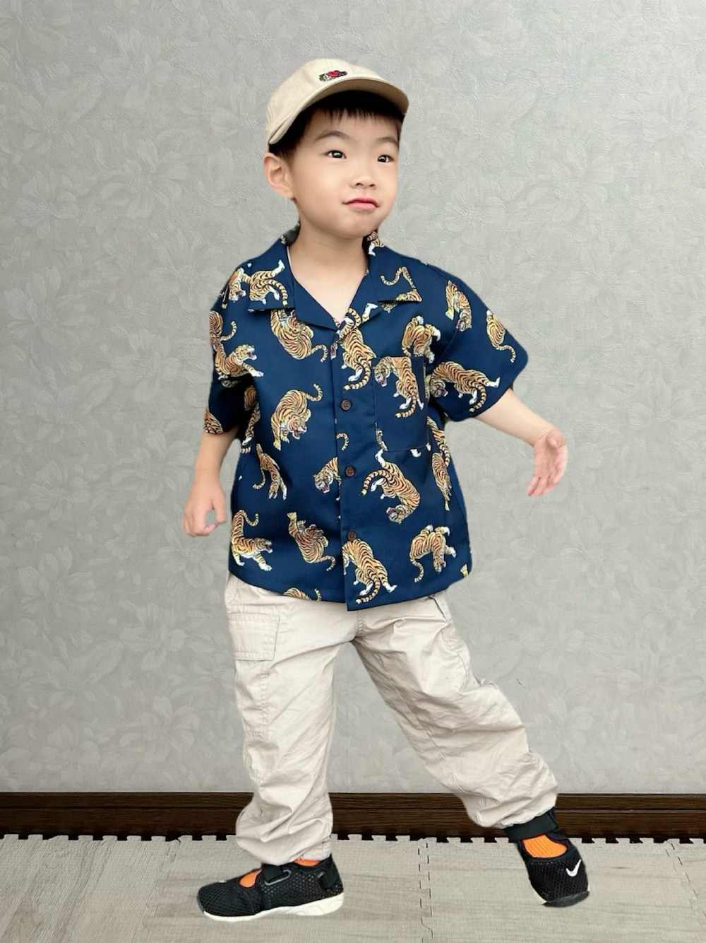 ブルー系のシャツ/ブラウス、ベージュ系のカーゴパンツ、ブラック系のスニーカーを着用したキッズの春コーディネートの1枚目の写真