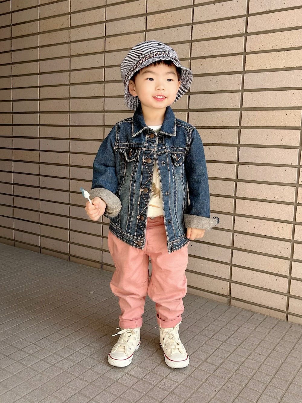 「春コーデ、カジュアルコーデ、ストリート、休日スタイル、バケットハット、デニム、カラーパンツ、プチプラ、古着MIX、コンバース、スニーカー、スウィーツ同盟会、レイヤードスタイル、ジャケットスタイル、カラー×コーデ」｜「OUTDOOR PRODUCTSのアイテム（ハット、ブルー系）」を使った、lenlen23さん（キッズ・90cm）の春コーディネートの1枚目の写真