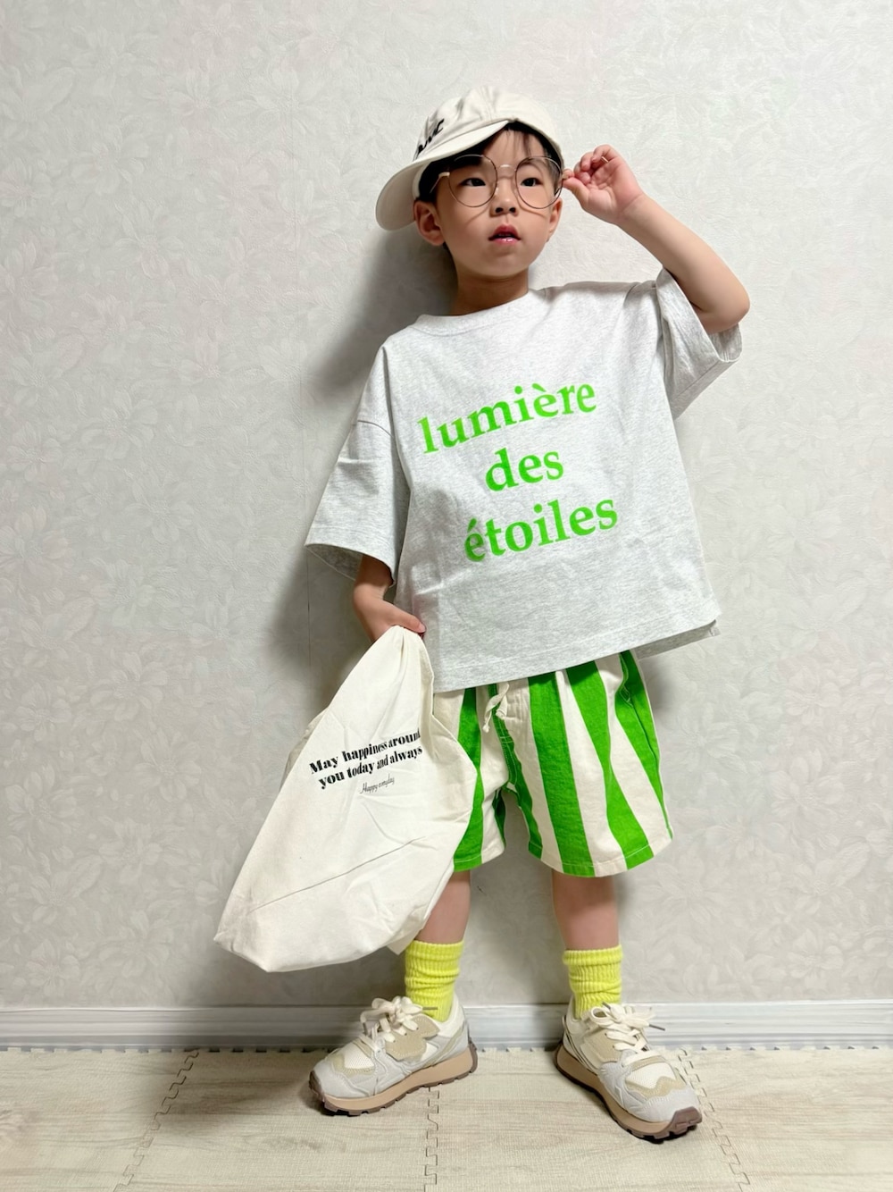 「めがね、ハーフパンツ、Tシャツ、LOWRYS FARM、キャップ、プチプラ、休日スタイル、きれいめカジュアル、トートバッグ、スニーカー、お出かけコーデ、春夏コーデ、夏コーデ、やっぱり帽子が好き、ストリート」｜「西松屋のアイテム（キャップ、ホワイト系）」を使った、lenlen23さん（キッズ・110cm）の春コーディネートの1枚目の写真
