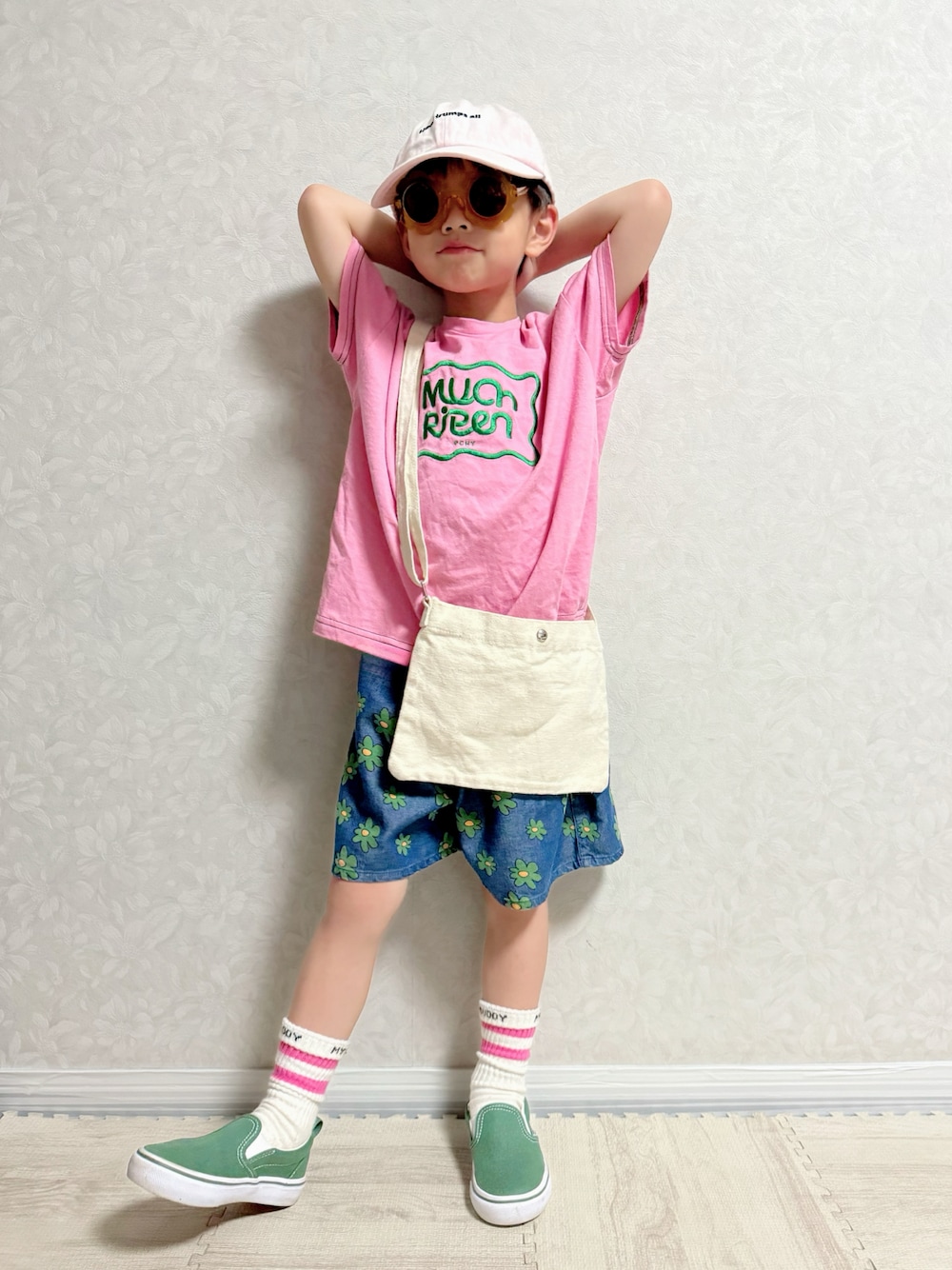 「夏コーデ、ストリート、カジュアルコーデ、キャップ、サングラス、デニム、ハーフパンツ、ショートパンツ、スリッポン、スニーカー、シンプルコーデ、花柄、ショルダーバッグ、ピンク、プチプラ」｜「LOWRYS FARMの刺繍ロゴＣＡＰ　264887（キャップ、ピンク系）」を使った、lenlen23さん（キッズ・110cm）の夏コーディネートの1枚目の写真