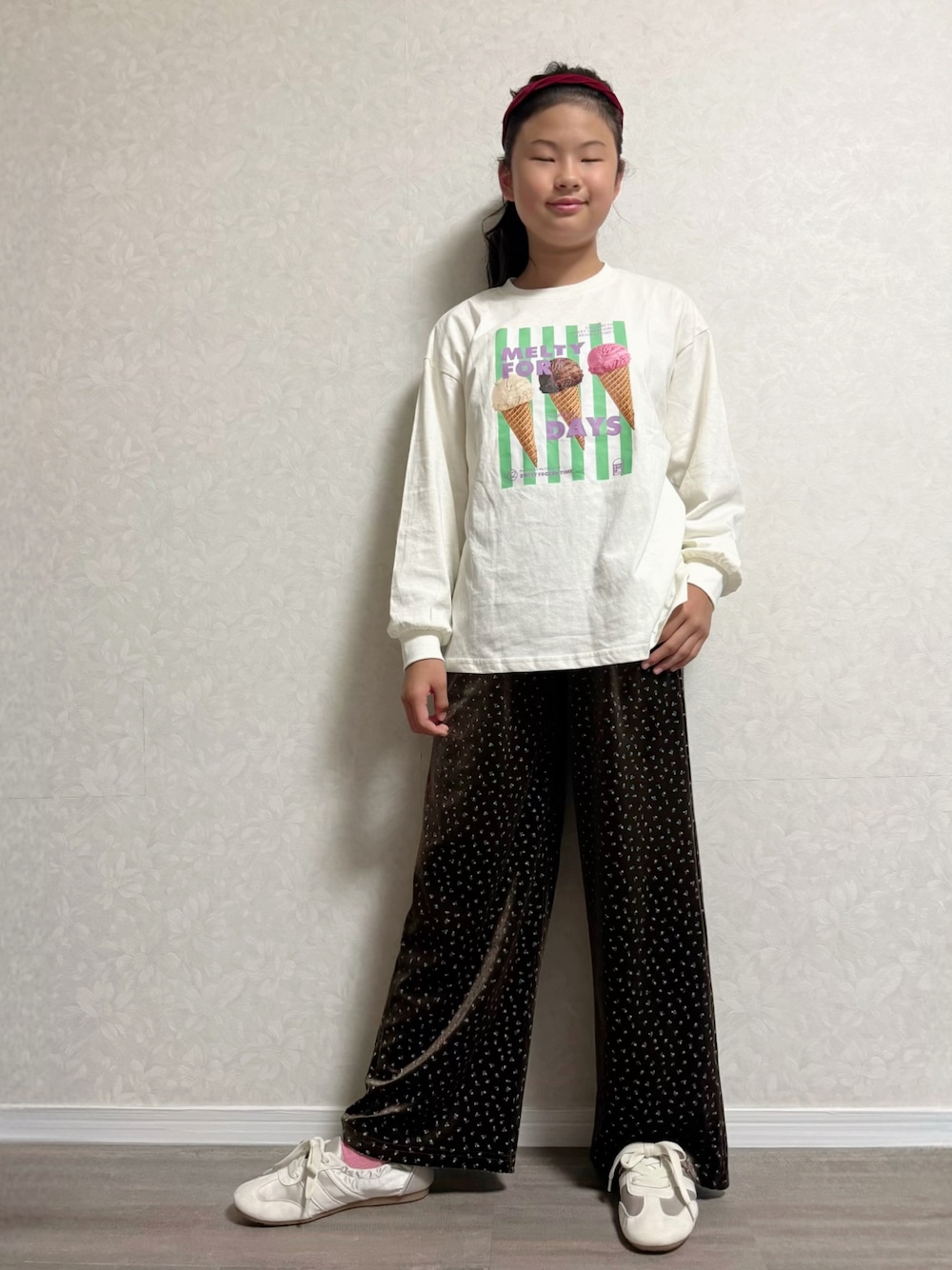 ブラウン系のその他パンツ、ホワイト系のTシャツ/カットソー、グレー系のスニーカーを着用したキッズの秋コーディネートの1枚目の写真
