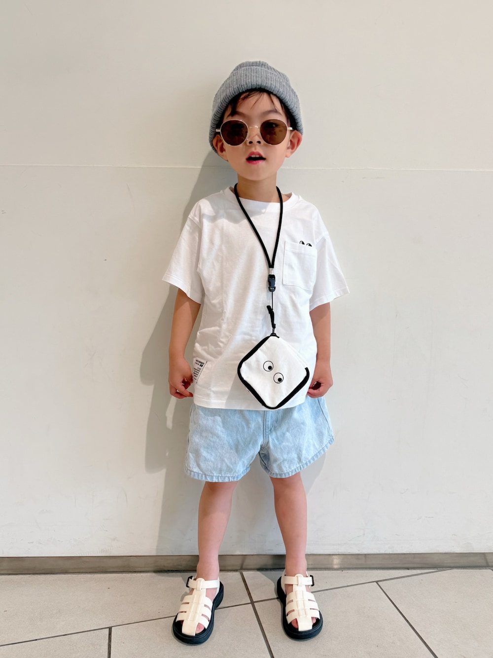 「やっぱり帽子が好き、Tシャツ、白Tシャツ、デニム、ハーフパンツ、ショートパンツ、サンダル、サングラス、ニット帽、カジュアルコーデ、夏コーデ、グルカサンダル、ショルダーバッグ、雨の日コーデ、お出かけコーデ」｜「UNIQLOのミニスクエアポーチ 990円（ポーチ、ホワイト系）」を使った、lenlen23さん（キッズ・110cm）の春コーディネートの1枚目の写真