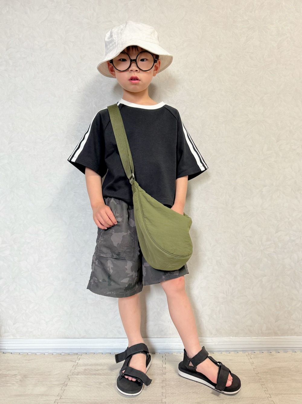 「夏コーデ、春夏コーデ、スポーツミックス、シンプルコーデ、カジュアルコーデ、めがね、Tシャツ、バケットハット、ショルダーバッグ、ハーフパンツ、サンダル、休日スタイル、お出かけコーデ、プチプラ、UNIQLO」｜「NAUTICAの【NAUTICA/ノーティカ】ワンポイント刺繍バケットハット（ハット、ホワイト系）」を使った、lenlen23さん（キッズ・100cm）の春コーディネートの1枚目の写真