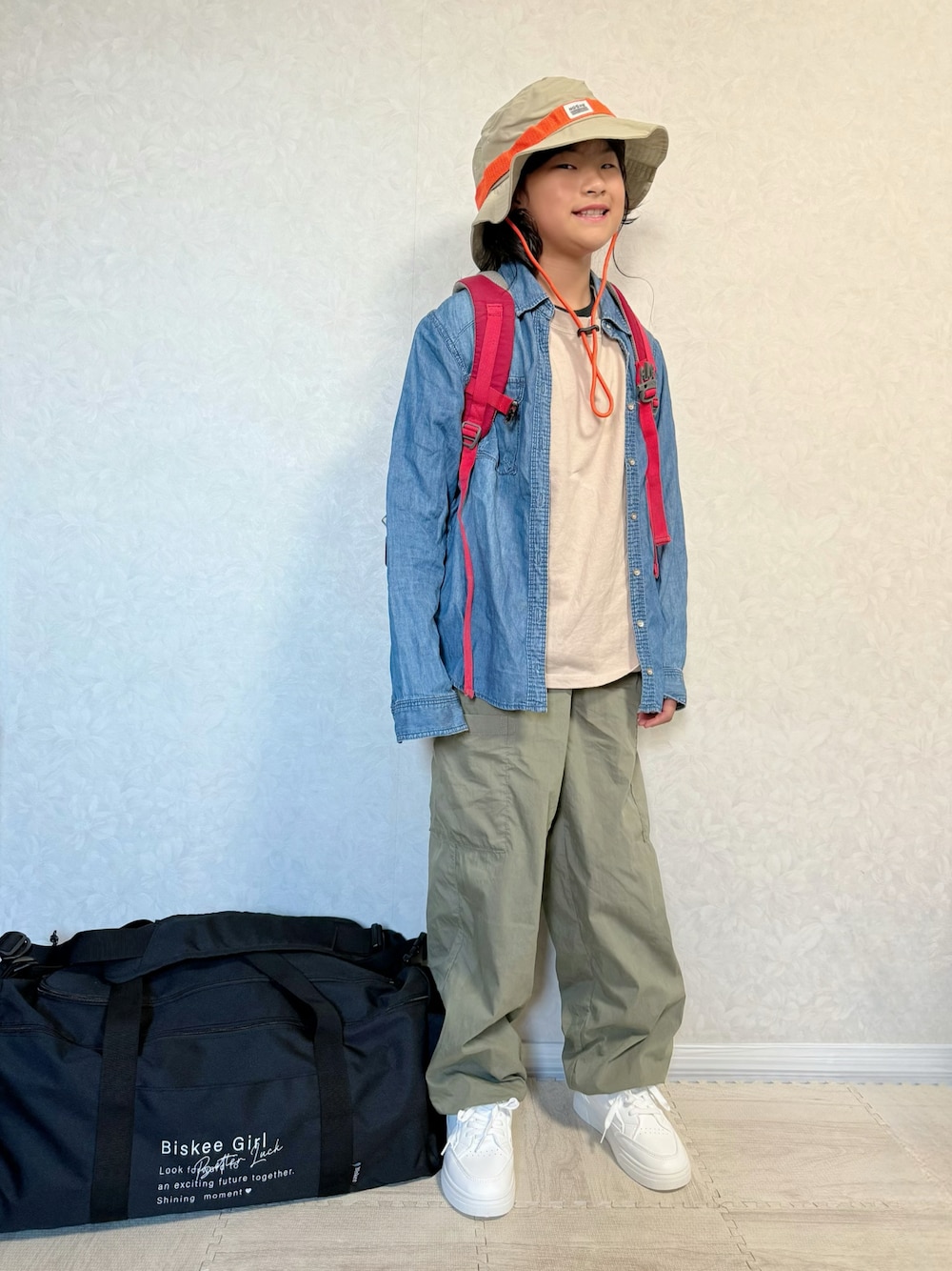 ブラック系のボストンバッグ、ブルー系のTシャツ/カットソー、ホワイト系のタンクトップを着用したキッズの夏コーディネートの1枚目の写真