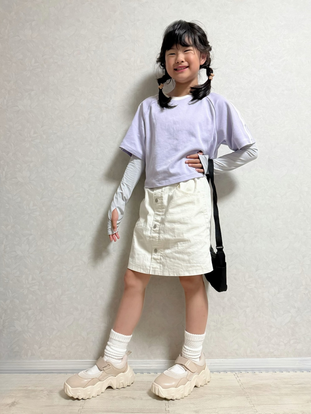「ショルダーバッグ、UNIQLO、UNIQLOコーデ、Tシャツ、スカート、アームカバー、スポーツミックス、カジュアルコーデ、ルーズソックス、シンプルコーデ、春夏コーデ、夏コーデ、お出かけコーデ、淡色コーデ、古着MIX」｜「UNIQLOのエアリズムコットンクロップドtシャツ  71 PURPLE 150cm、01 OFF WHITE 120cm、09 BLACK 120cm（Tシャツ/カットソー、パープル系）」を使った、lenlen23さん（キッズ・138cm）の春コーディネートの1枚目の写真