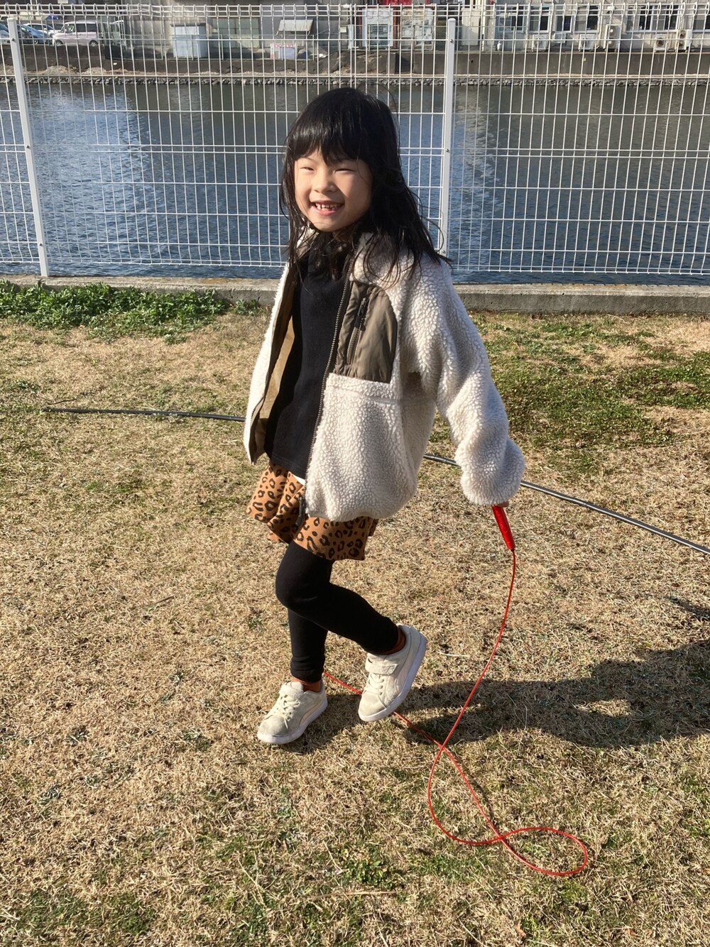 「レオパード、私の推しブランド、devirock、シミラールック、姉弟、WEARは皆の拠り所、STOP 誹謗中傷、笑顔の輪を繋ごう、笑顔拡散、ボアジャケット、ボアブルゾン、タートルネック、プチプラ、ロゴスウェット」｜「devirockの10分丈プリントスカッツ（スカート、ブラウン系）」を使った、lenlen23さん（キッズ・80cm）の冬コーディネートの1枚目の写真