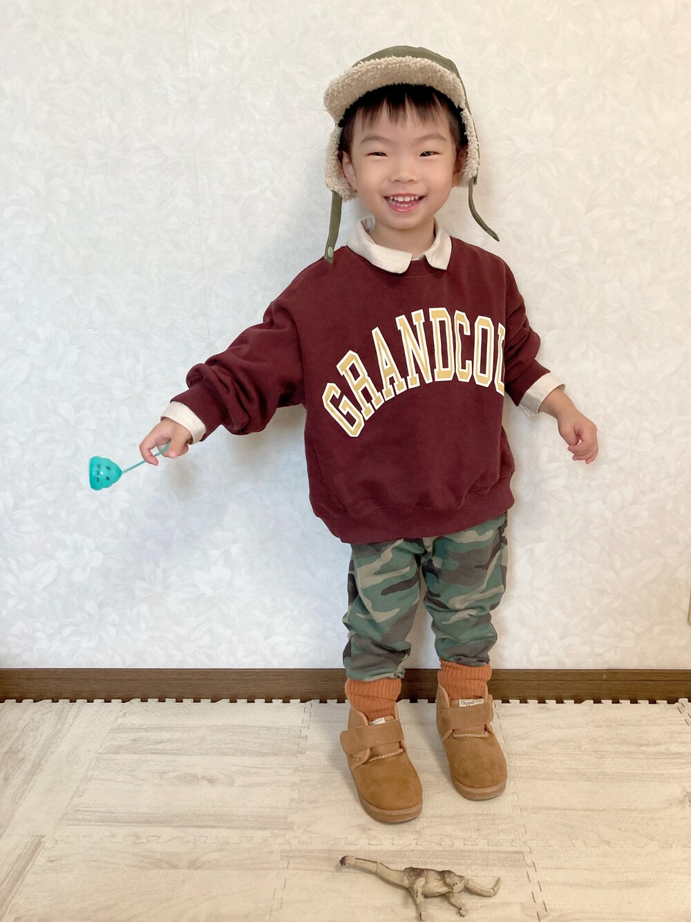 ホワイト系のシャツ/ブラウス、ブラウン系のスウェット、その他のスウェットパンツを着用したキッズの秋コーディネートの1枚目の写真