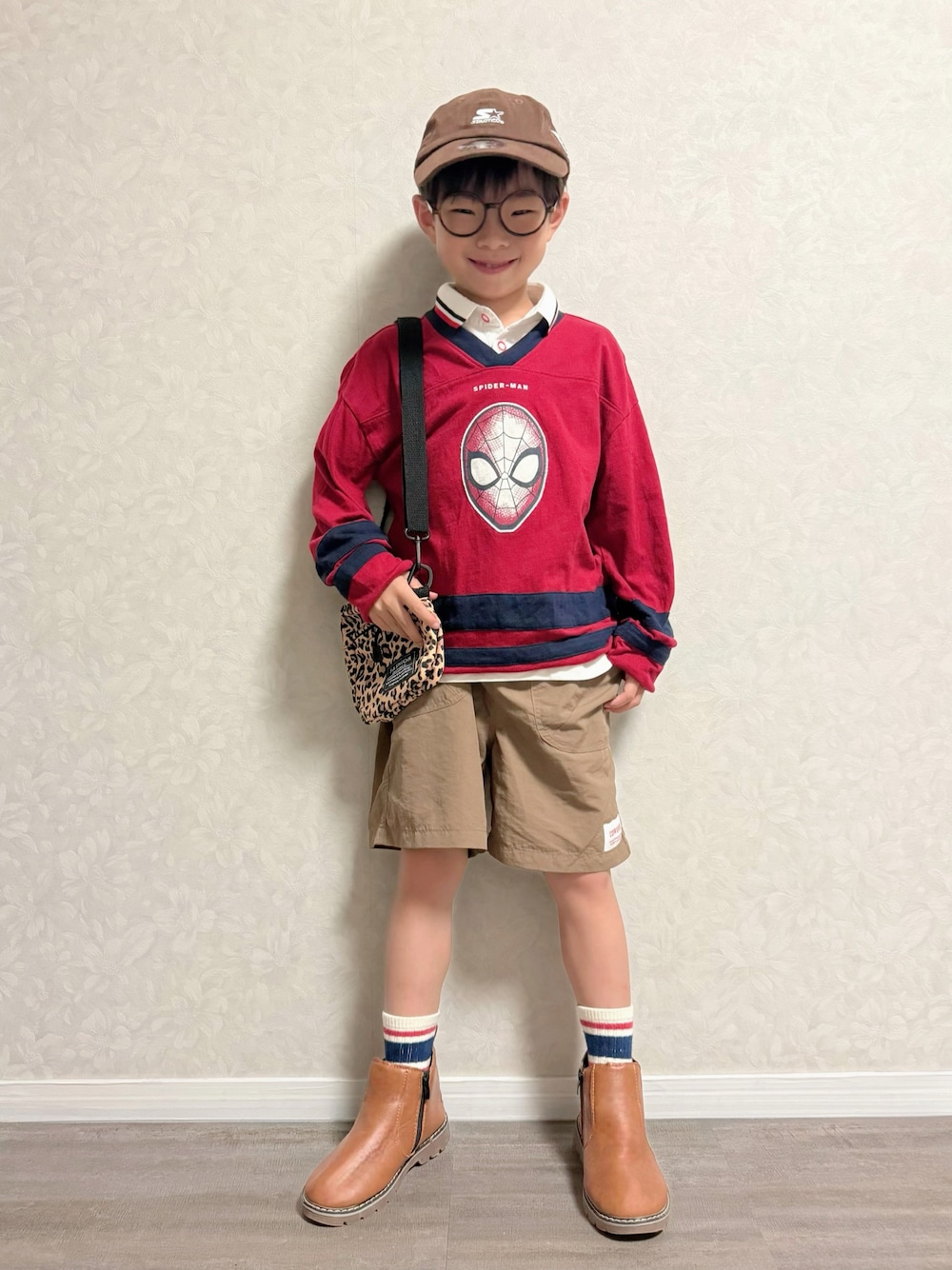 レッド系のTシャツ/カットソー、ホワイト系のポロシャツ、ブラウン系のブーツを着用したキッズの夏コーディネートの1枚目の写真
