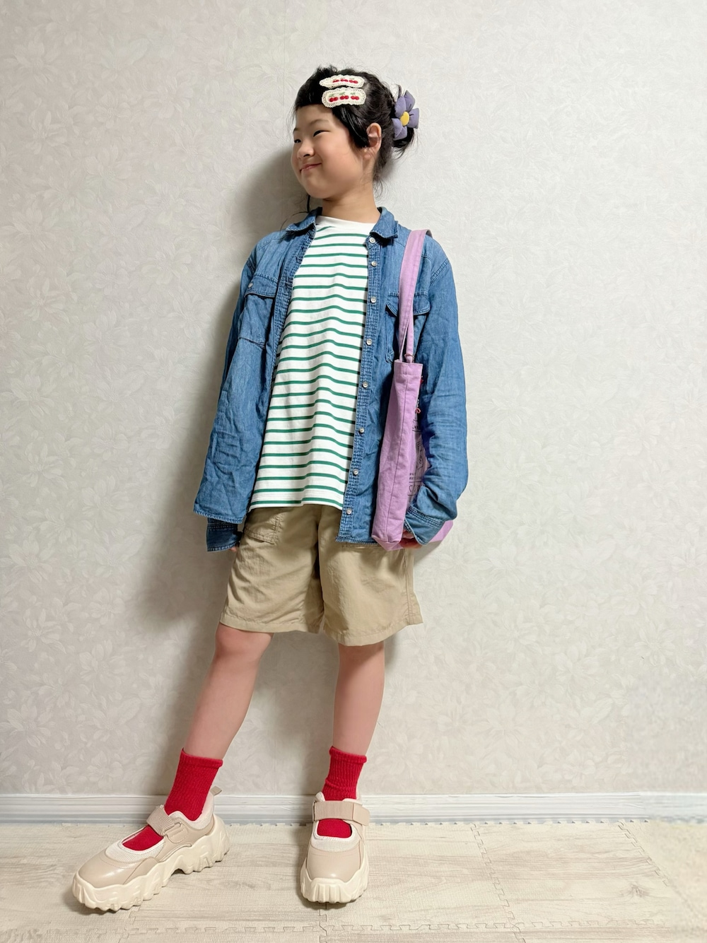 「春めき満開コーデ、春コーデ、シャツスタイル、ボーダー、ロンT、レイヤードスタイル、ハーフパンツ、トートバッグ、休日スタイル、お出かけコーデ、デニムシャツ、UNIQLO、春色、カジュアルコーデ、春アウター」｜「まのあちゃんママからのプレゼント💝のアイテム（ヘアゴム、パープル系）」を使った、lenlen23さん（キッズ・137cm）の春コーディネートの1枚目の写真