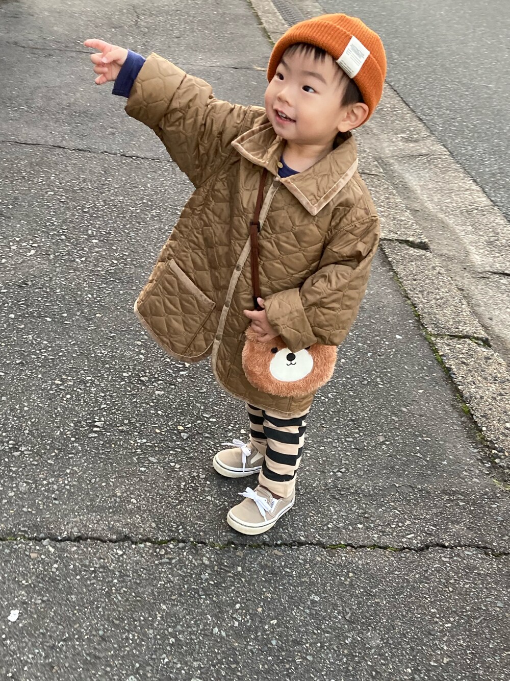 グリーン系のブルゾン、ブルー系のTシャツ/カットソー、ブラック系のその他パンツを着用したキッズの冬コーディネートの1枚目の写真