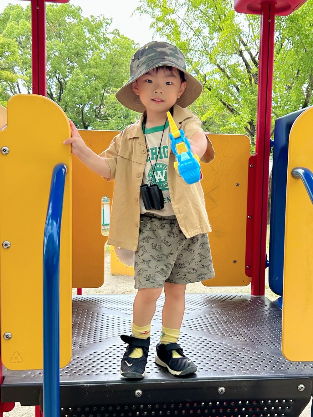 ベージュ系のタンクトップ、イエロー系のシャツ/ブラウス、グリーン系のその他パンツを着用したキッズの夏コーディネートの1枚目の写真