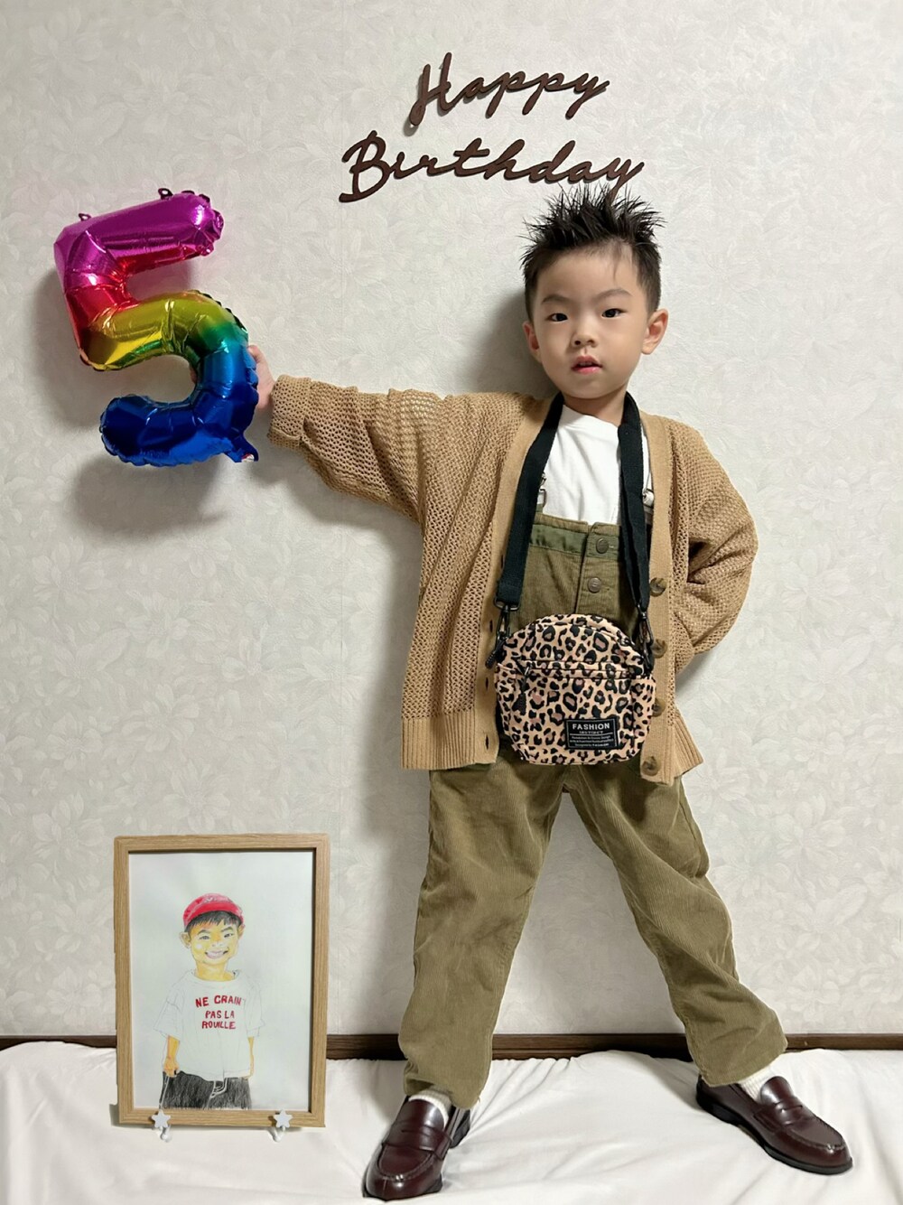 ホワイト系のTシャツ/カットソー、ブラウン系のカーディガン/ボレロ、グリーン系のサロペット/オーバーオールを着用したキッズの秋コーディネートの1枚目の写真