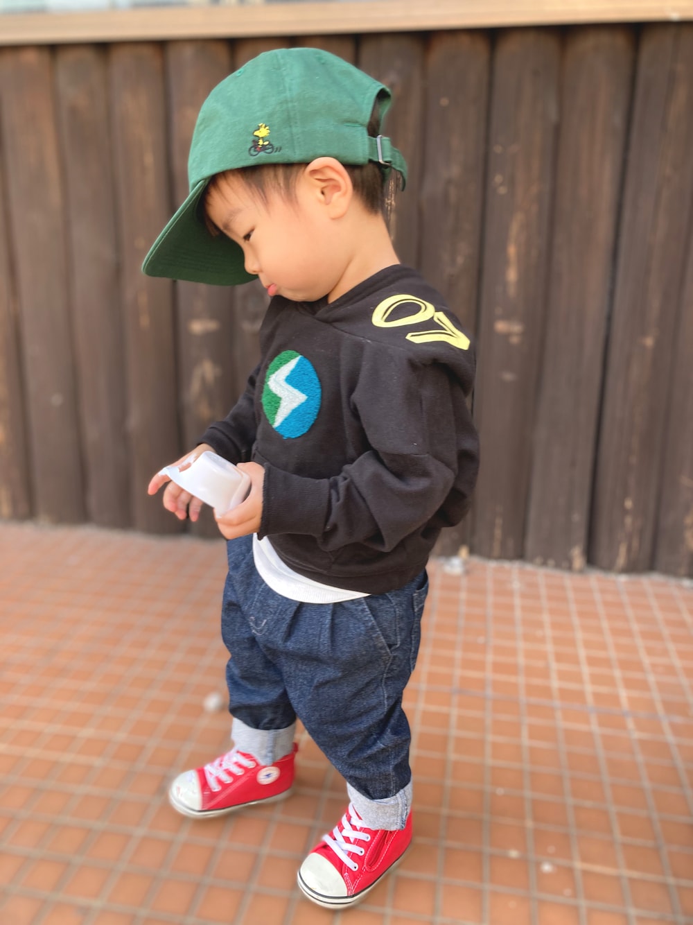 「コンバース、ダウンベスト、キャップ、パーカー、UNIQLO、秋のコーデ、レイヤードスタイル、休日スタイル、キッズコーデ、パーカーコーデ、markey's、マーキーズ、赤コンバース、福袋コーデ、Mr.パーカーJr.」｜「UNIQLOのキッズ ピーナッツ2021 秋冬 キャップ 1,500円（キャップ、グリーン系）」を使った、lenlen23さん（キッズ・80cm）の秋コーディネートの1枚目の写真