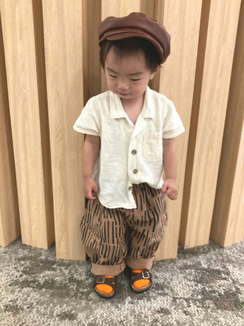 ベージュ系のシャツ/ブラウス、ブラウン系のパンツ、ブラウン系のサンダルを着用したキッズの夏コーディネートの1枚目の写真