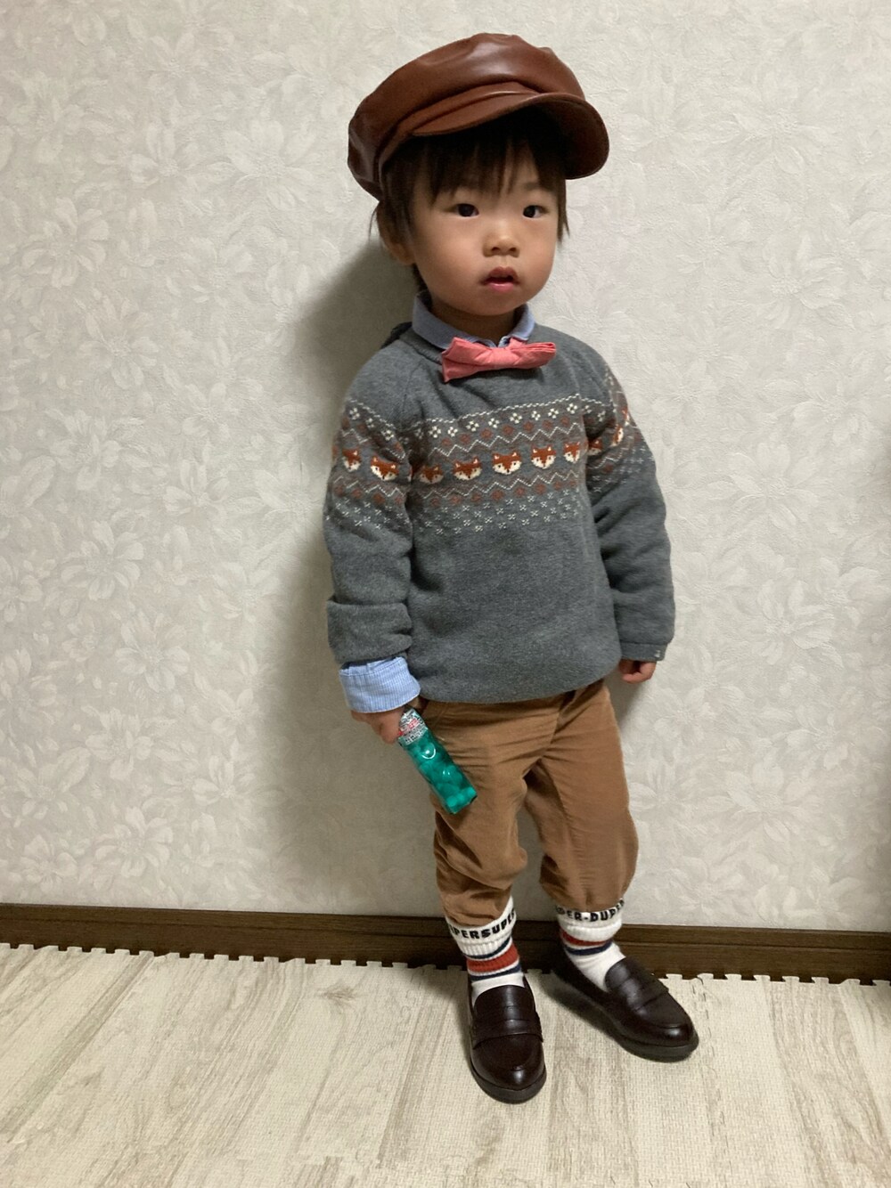 「ノルディック柄、ニット、キャスケット、ローファー、コーデュロイパンツ、蝶ネクタイ、シャツスタイル、レイヤードスタイル、きれいめカジュアル、クリスマスに着たい服、STOP 誹謗中傷、WEARは皆の拠り所、ネクタイコーデフェス告知、ネクタイコーデフェス、マイベストコーデ2021」｜「西松屋のアイテム（ハンチング/ベレー帽、ブラウン系）」を使った、lenlen23さん（キッズ・80cm）の冬コーディネートの1枚目の写真