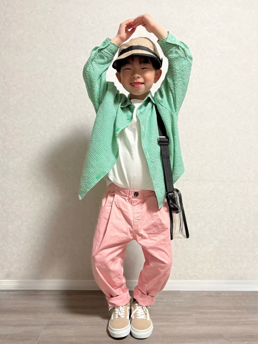 ピンク系のその他パンツ、ベージュ系のスニーカー、グリーン系のシャツ/ブラウスを着用したキッズの春コーディネートの1枚目の写真