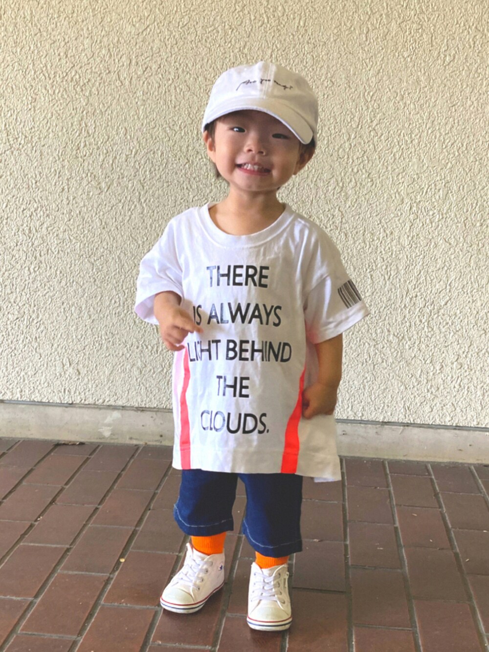 ホワイト系のTシャツ/カットソー、ブルー系のデニムパンツ、ホワイト系のスニーカーを着用したキッズの夏コーディネートの1枚目の写真