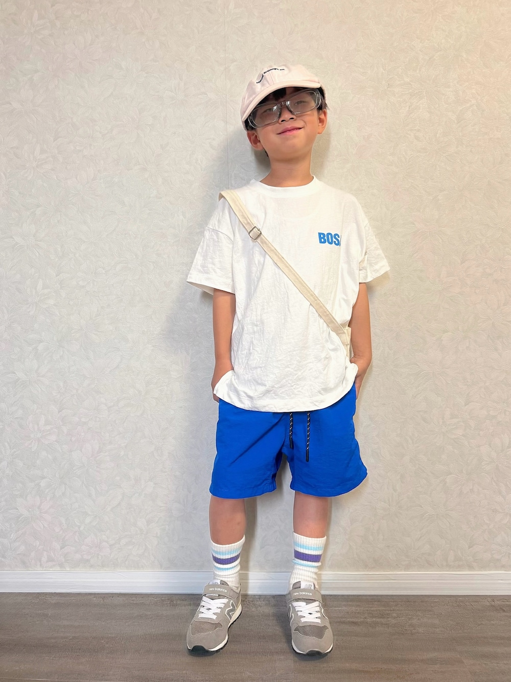 ホワイト系のTシャツ/カットソー、ブルー系のその他パンツ、ホワイト系のショルダーバッグを着用したキッズの夏コーディネートの1枚目の写真