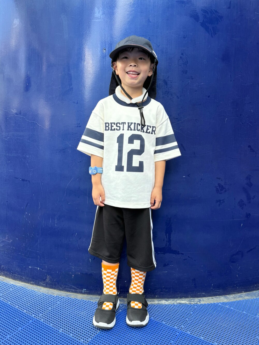 ブラック系のサンダル、ブラック系のパンツ、オレンジ系のソックス/靴下を着用したキッズの夏コーディネートの1枚目の写真