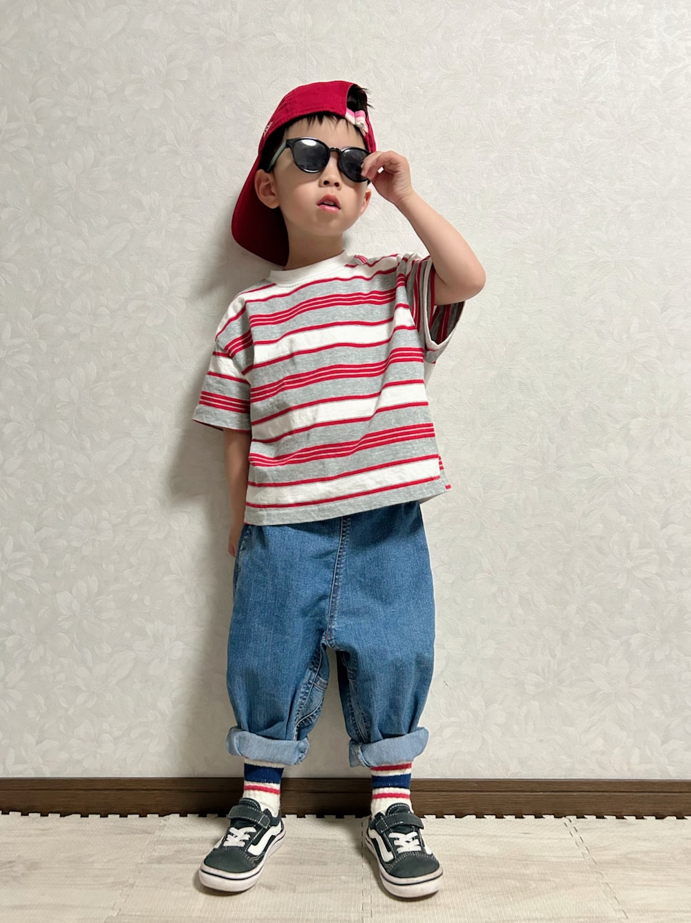 グレー系のTシャツ/カットソー、ブルー系のデニムパンツ、ブラック系のスニーカーを着用したキッズの春コーディネートの1枚目の写真