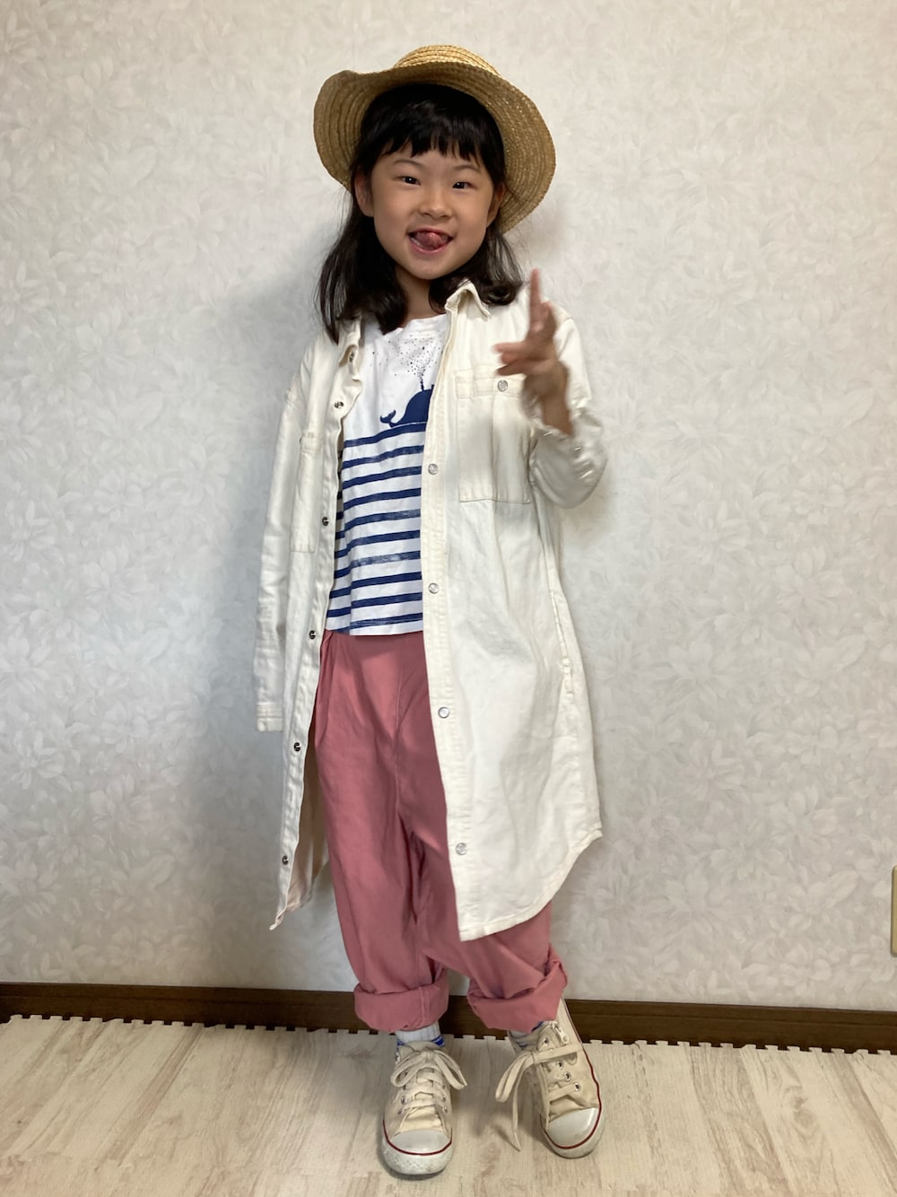 ホワイト系のTシャツ/カットソー、ホワイト系のワンピース、ピンク系のその他パンツを着用したキッズの春コーディネートの1枚目の写真