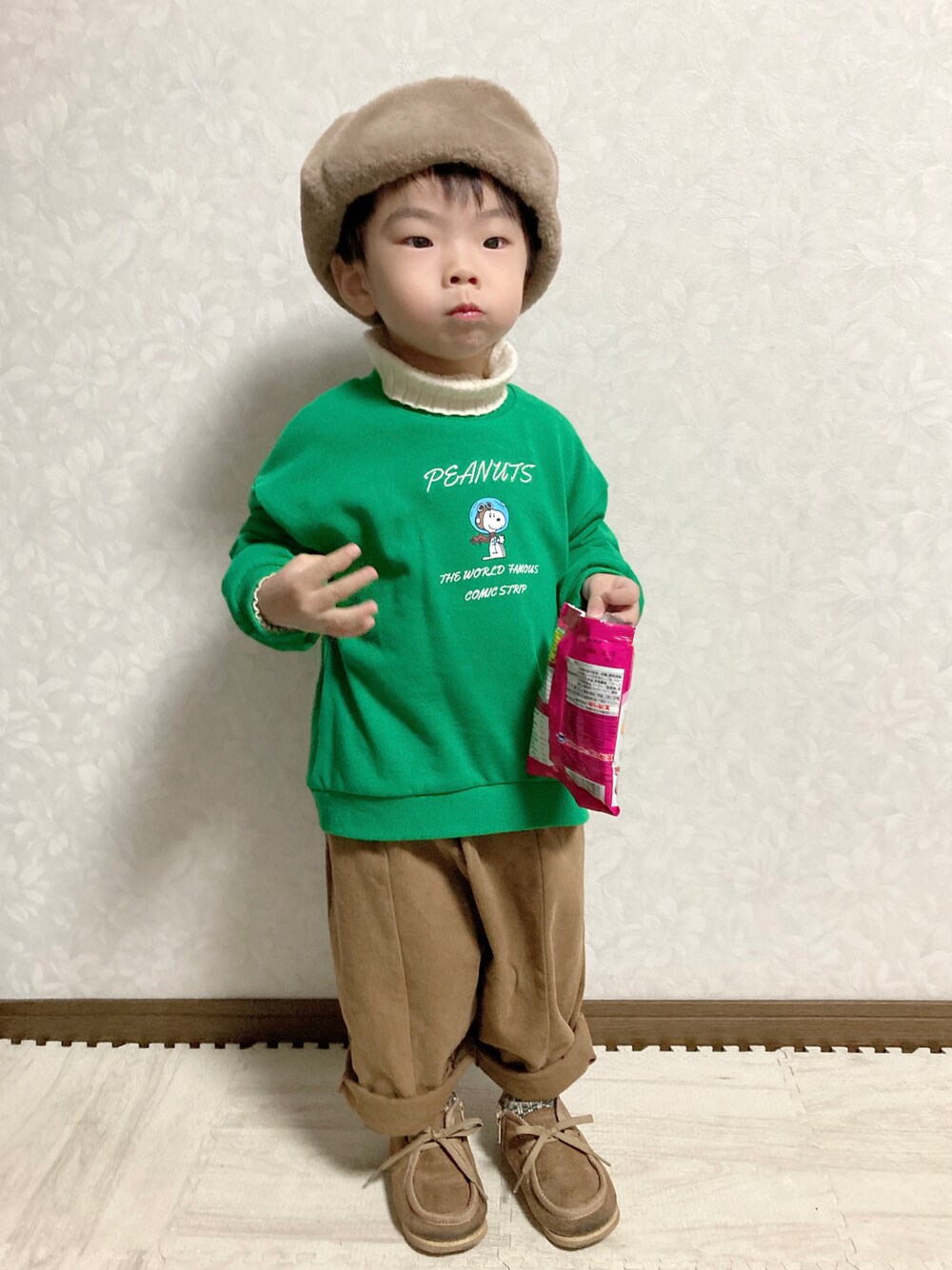 ホワイト系のニット/セーター、グリーン系のスウェット、ブラウン系のチノパンツを着用したキッズの冬コーディネートの1枚目の写真