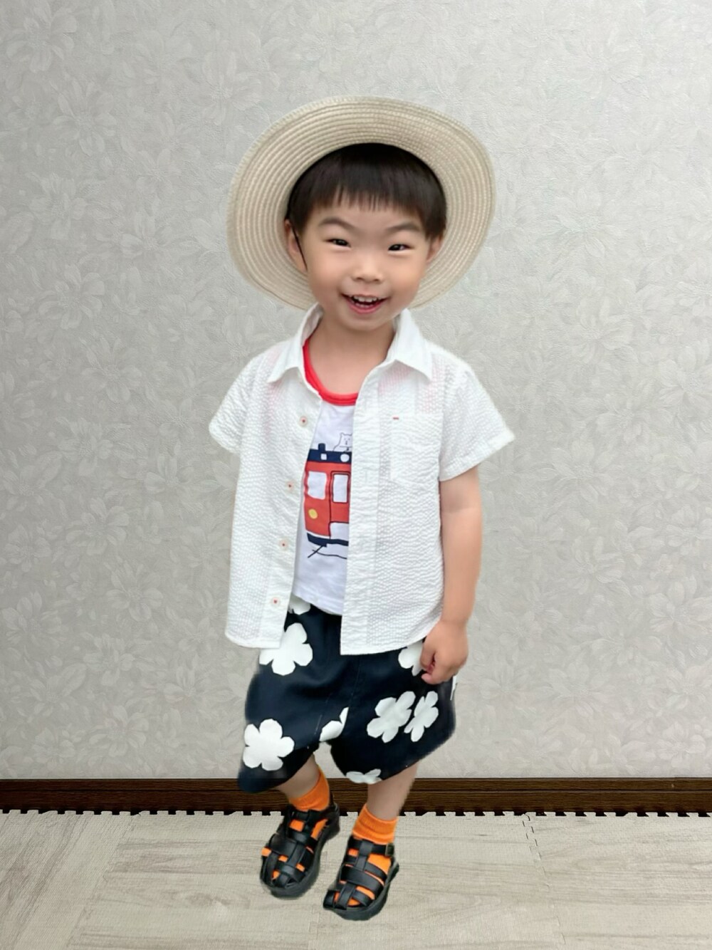 ホワイト系のタンクトップ、ホワイト系のシャツ/ブラウス、ブラック系のその他パンツを着用したキッズの春コーディネートの1枚目の写真