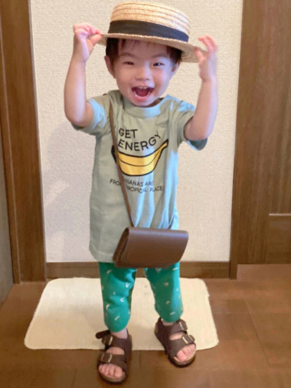 グリーン系のTシャツ/カットソー、ブラウン系のショルダーバッグ、グリーン系のパンツを着用したキッズの夏コーディネートの1枚目の写真
