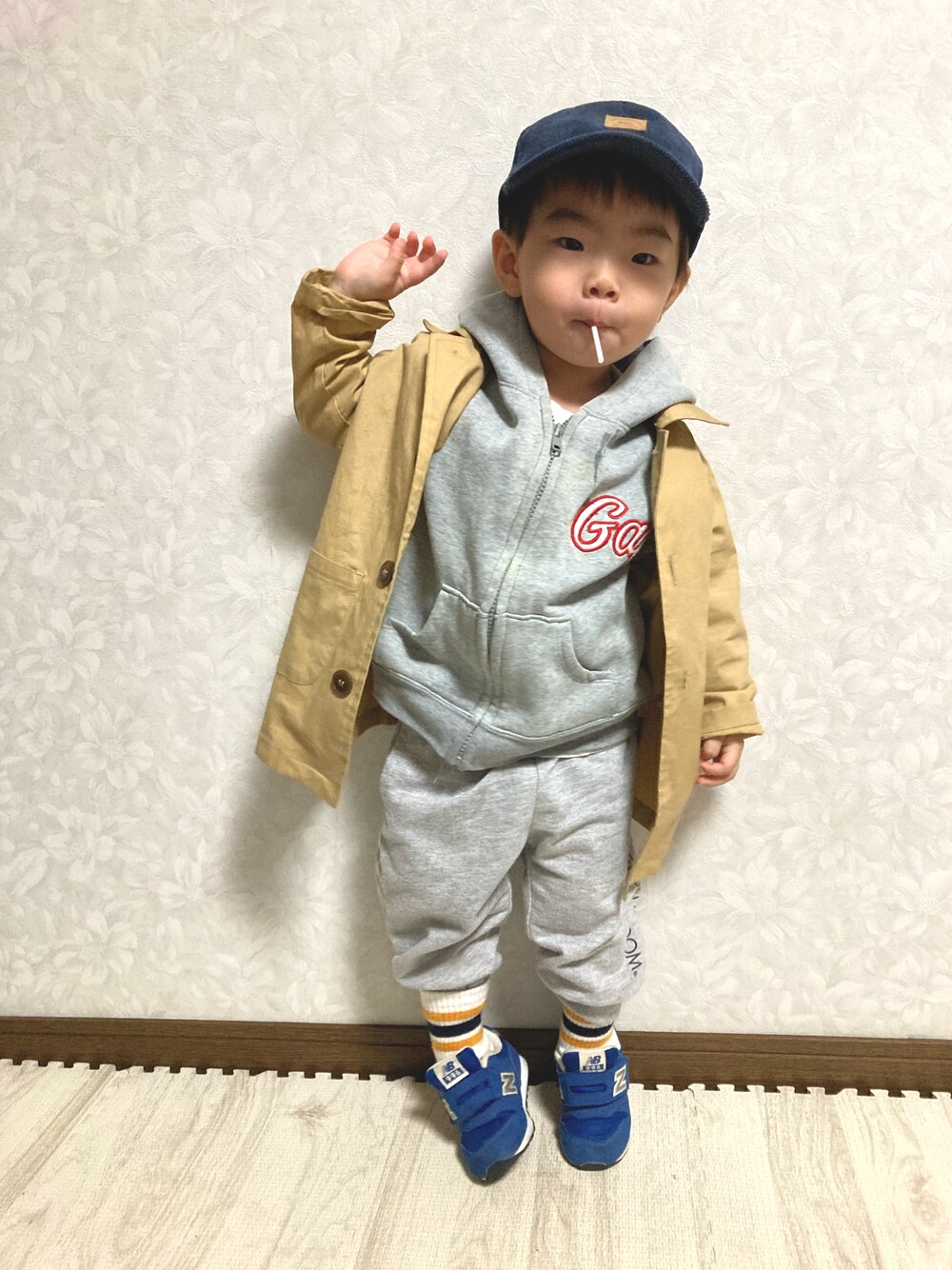 「私の推しブランド、GAP、リンクコーデ、追いコーデ、happy birthday、ストリートMIX、スウェット、スウェットパンツ、ラインソックス、New Balance、ロゴパーカー、STOP 誹謗中傷、WEARは皆の拠り所、笑顔の輪を繋ごう、笑顔拡散」｜「DAISOのアイテム（キャップ、ブルー系）」を使った、lenlen23さん（キッズ・80cm）の冬コーディネートの1枚目の写真