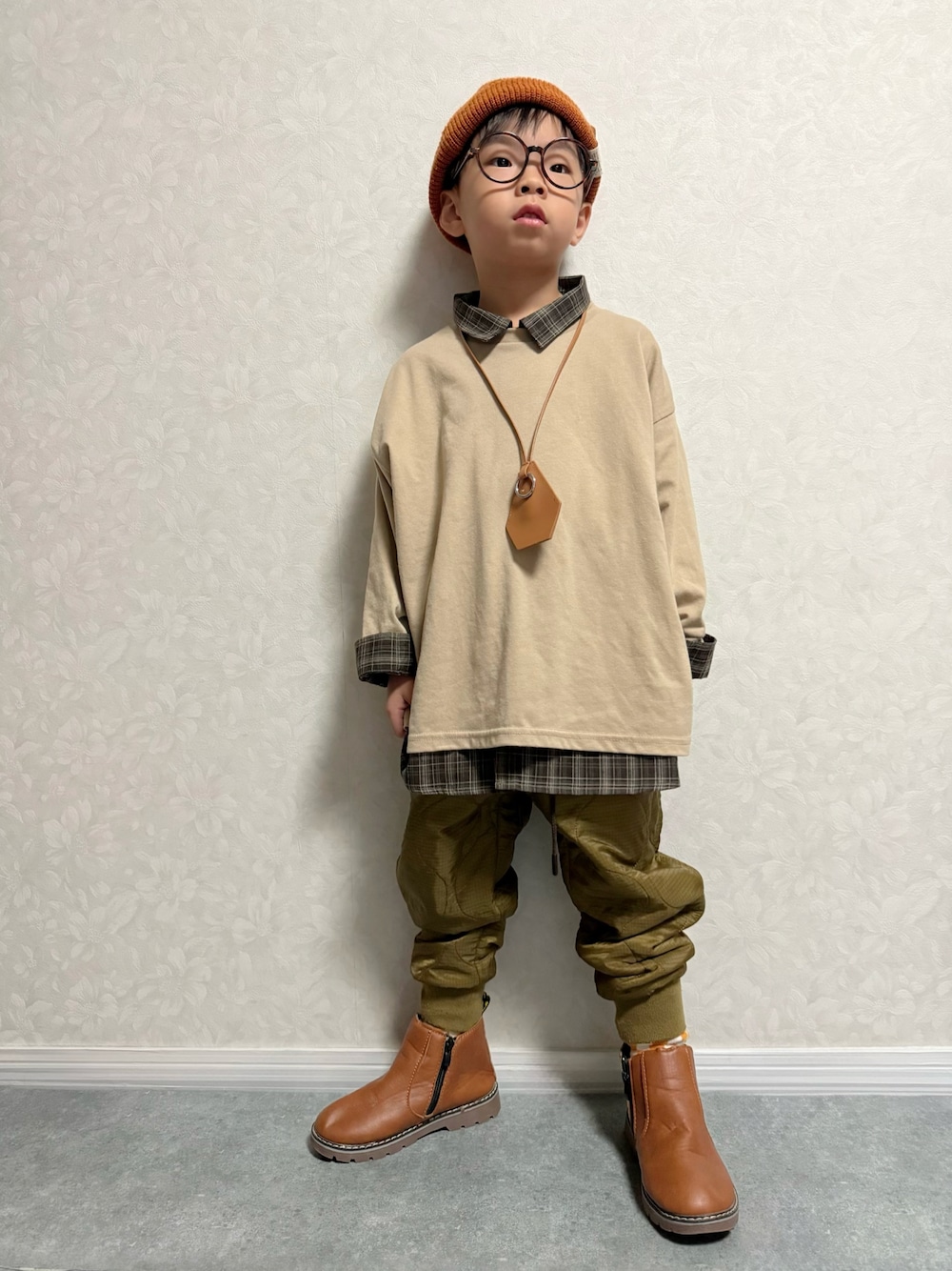 ブラウン系のその他パンツ、ベージュ系のTシャツ/カットソー、ブラウン系のシャツ/ブラウスを着用したキッズの秋コーディネートの1枚目の写真