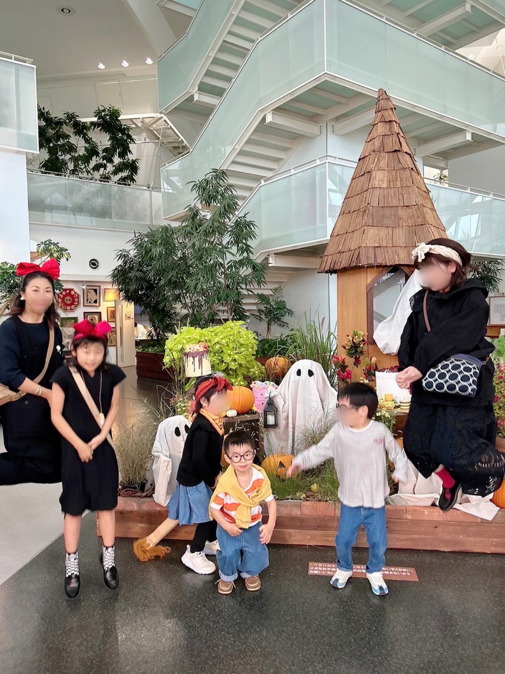 ブラック系のTシャツ/カットソー、ブラウン系のその他シューズ、ブラック系のワンピースを着用したキッズの秋コーディネートの1枚目の写真