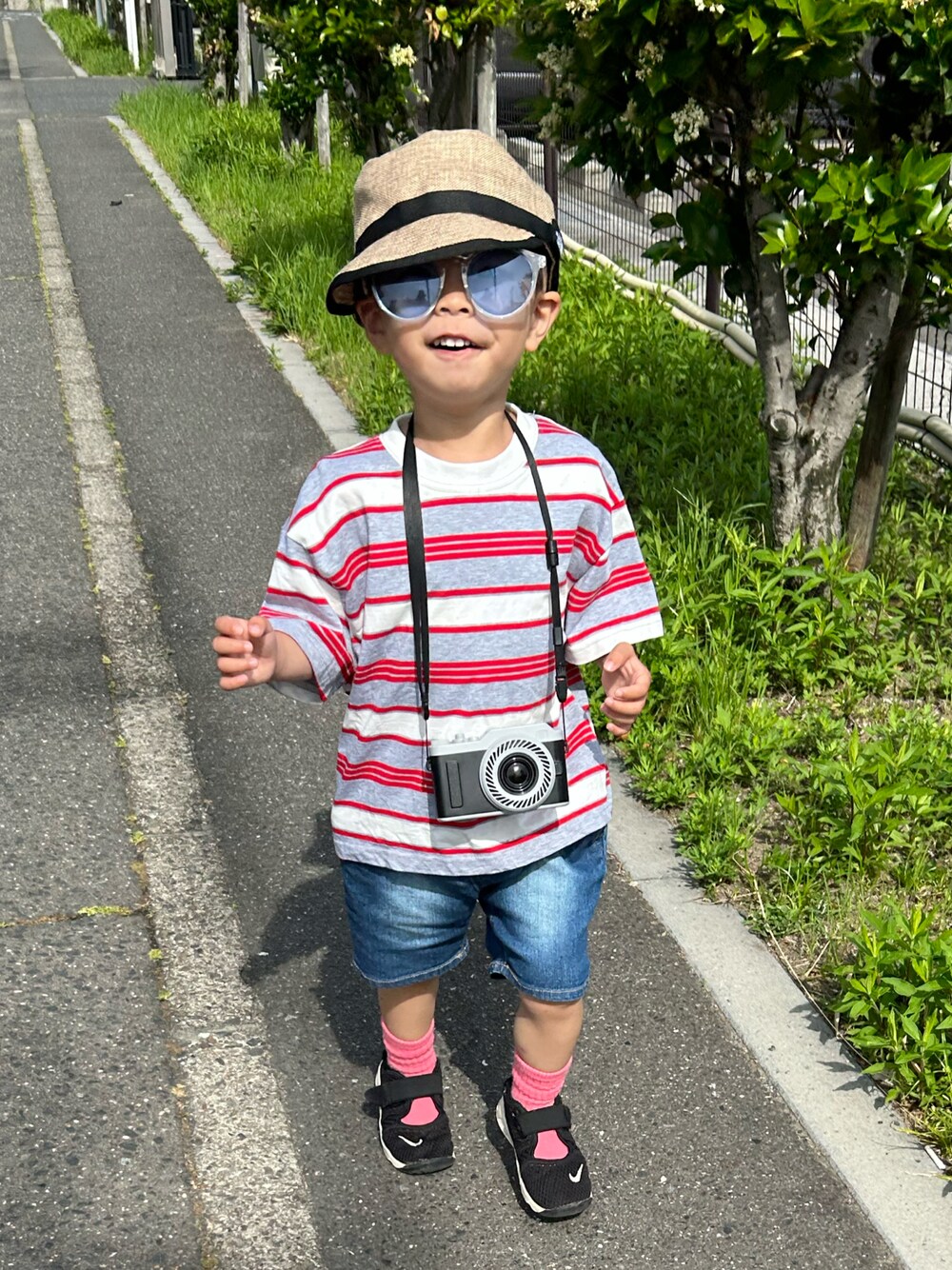 グレー系のTシャツ/カットソー、ブルー系のデニムパンツ、ブラック系のスニーカーを着用したキッズの春コーディネートの1枚目の写真