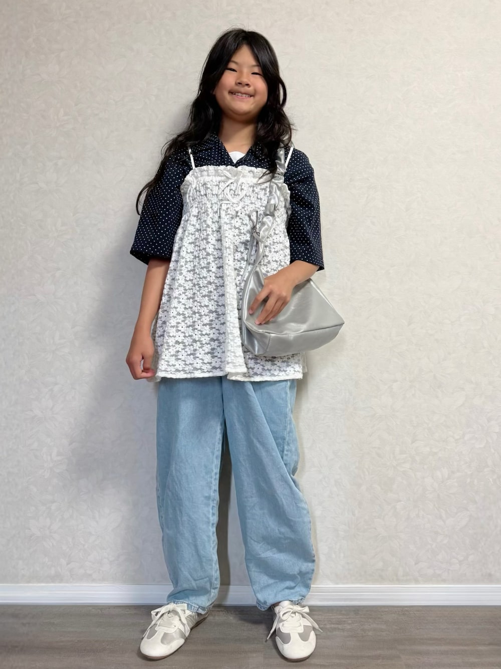 ホワイト系のアンサンブル、ホワイト系のTシャツ/カットソー、ブルー系のシャツ/ブラウスを着用したキッズの春コーディネートの1枚目の写真