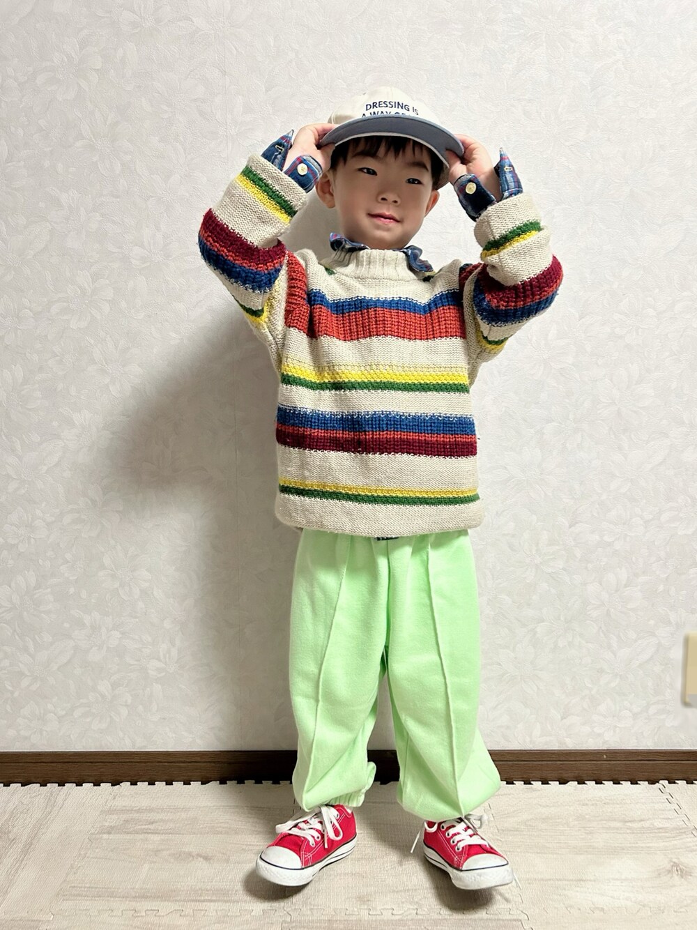 ベージュ系のニット/セーター、ブルー系のシャツ/ブラウス、グリーン系のスウェットパンツを着用したキッズの冬コーディネートの1枚目の写真