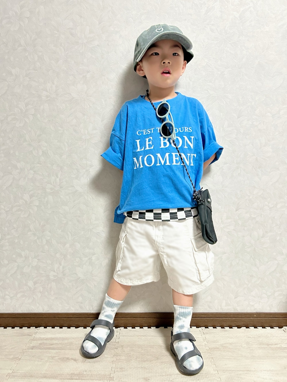 ブルー系のTシャツ/カットソー、ブラック系のタンクトップ、ホワイト系のその他パンツを着用したキッズの夏コーディネートの1枚目の写真