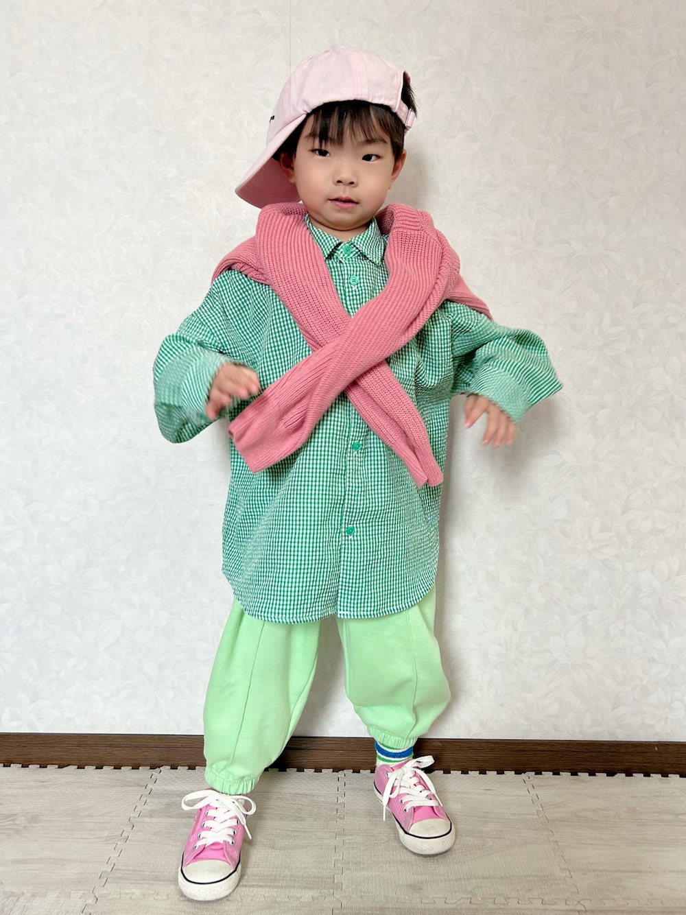 グリーン系のシャツ/ブラウス、ピンク系のカーディガン/ボレロ、ブラック系のスウェットパンツを着用したキッズの春コーディネートの1枚目の写真