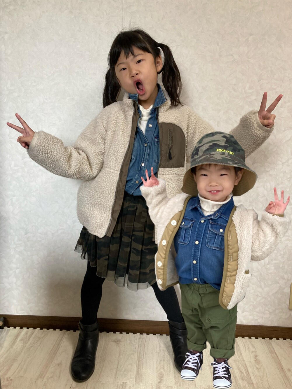 ホワイト系のニット/セーター、ブルー系のシャツ/ブラウス、グリーン系のスカートを着用したキッズの冬コーディネートの1枚目の写真