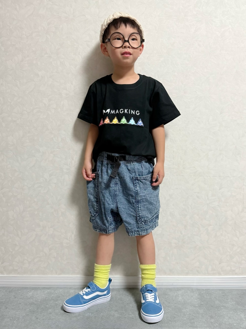 ブルー系のスニーカー、ブラック系のTシャツ/カットソー、ブルー系のデニムパンツを着用したキッズの秋コーディネートの1枚目の写真