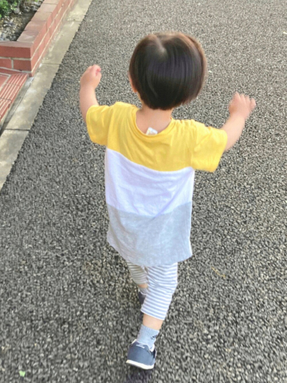 「スニーカー、カジュアル、ニューバランス、H&M、2歳、夏コーデ、ボーダー×ボーダー、addidas、ニューバランス996、保育園コーデ、むすこーで」｜「H&Mのアイテム（Tシャツ/カットソー、その他）」を使った、lenlen23さん（キッズ・80cm）の秋コーディネートの1枚目の写真