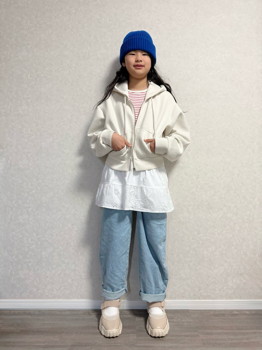 ベージュ系のその他シューズ、レッド系のTシャツ/カットソー、ホワイト系のパーカーを着用したキッズの冬コーディネートの1枚目の写真