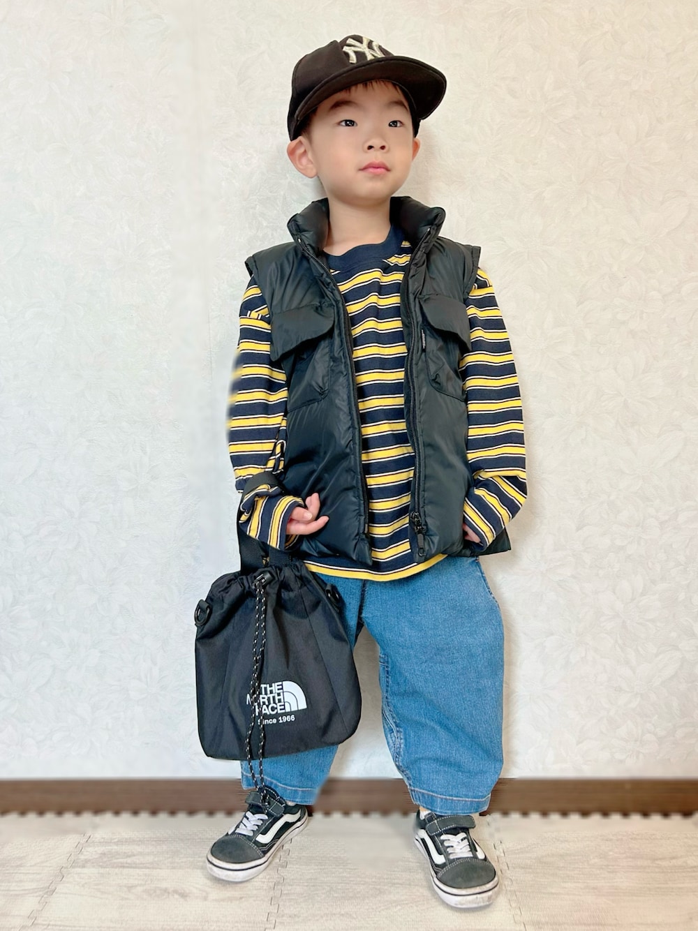 ブルー系のTシャツ/カットソー、ブルー系のデニムパンツ、ブラック系のショルダーバッグを着用したキッズの秋コーディネートの1枚目の写真