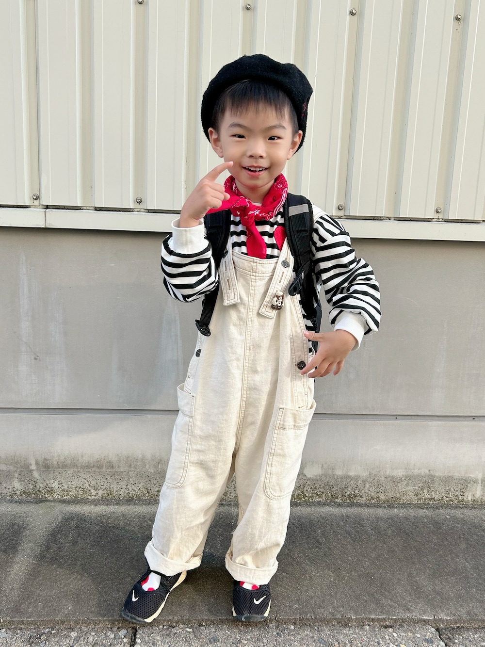 「お誕生日おめでとう！、リンクコーデ、おやこーで。、秋コーデ、モノトーン、ボーダー、サロペット、ベレー帽、スニーカー、カジュアルコーデ、古着MIX、プチプラ、お出かけコーデ、リュック、エアリフト」｜「Life Support Productsの【COTTON from U.S.A】ビッグポケットデニムオーバーオール（サロペット/オーバーオール、ホワイト系）」を使った、lenlen23さん（キッズ・100cm）の秋コーディネートの1枚目の写真